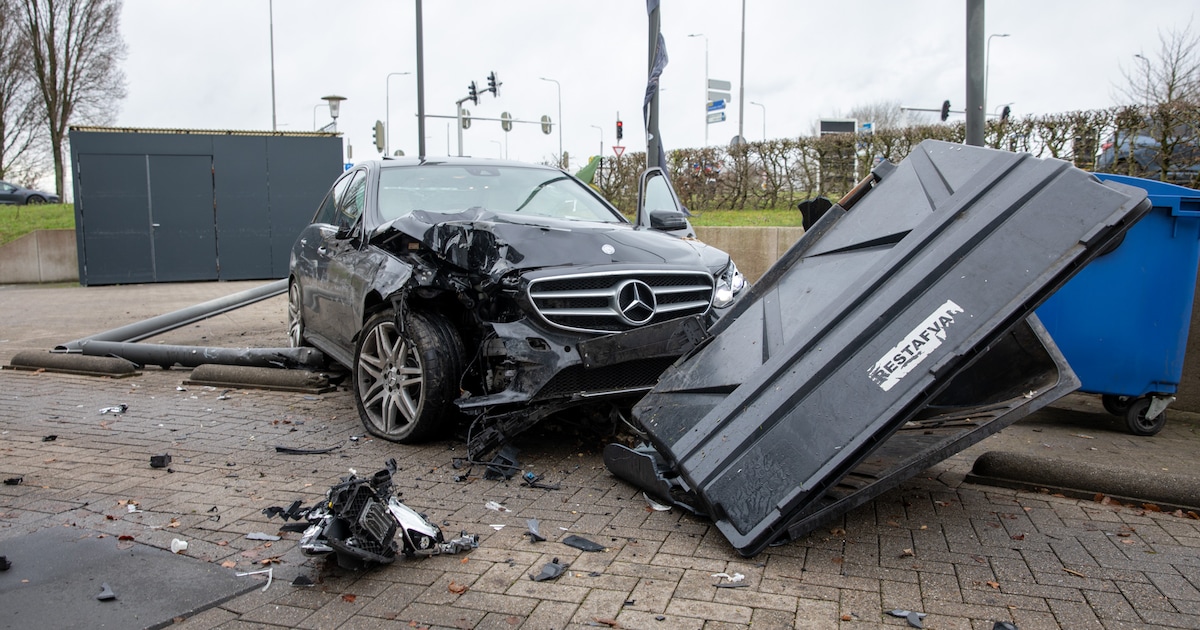 Auto raakt van de weg in Oud Gastel nadat bestuurder onwel wordt en ramt verkeersbord, vlaggenmast e