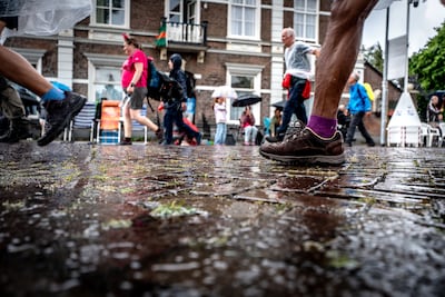 Vanaf de kant wijst ze naar een loper: ‘Jij redt het niet’