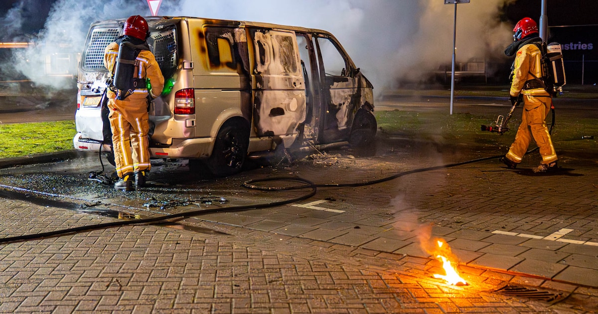 Geparkeerde bestelbus brandt uit in Helmond, eigenaar (49) stook brand mogelijk zelf aan