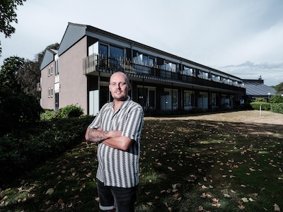 Remon (36) begon als 17-jarige stagiair in de ouderenzorg, nu neemt hij zijn tweede zorginstelling o