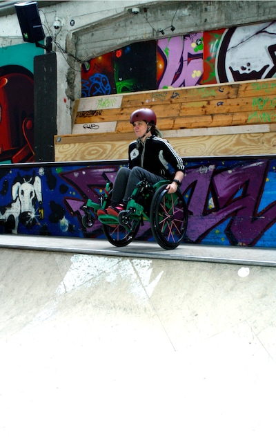 Brechje en Floor storten zich met hun rolstoel in de halfpipe. ‘Je hoeft geen waaghals te zijn’