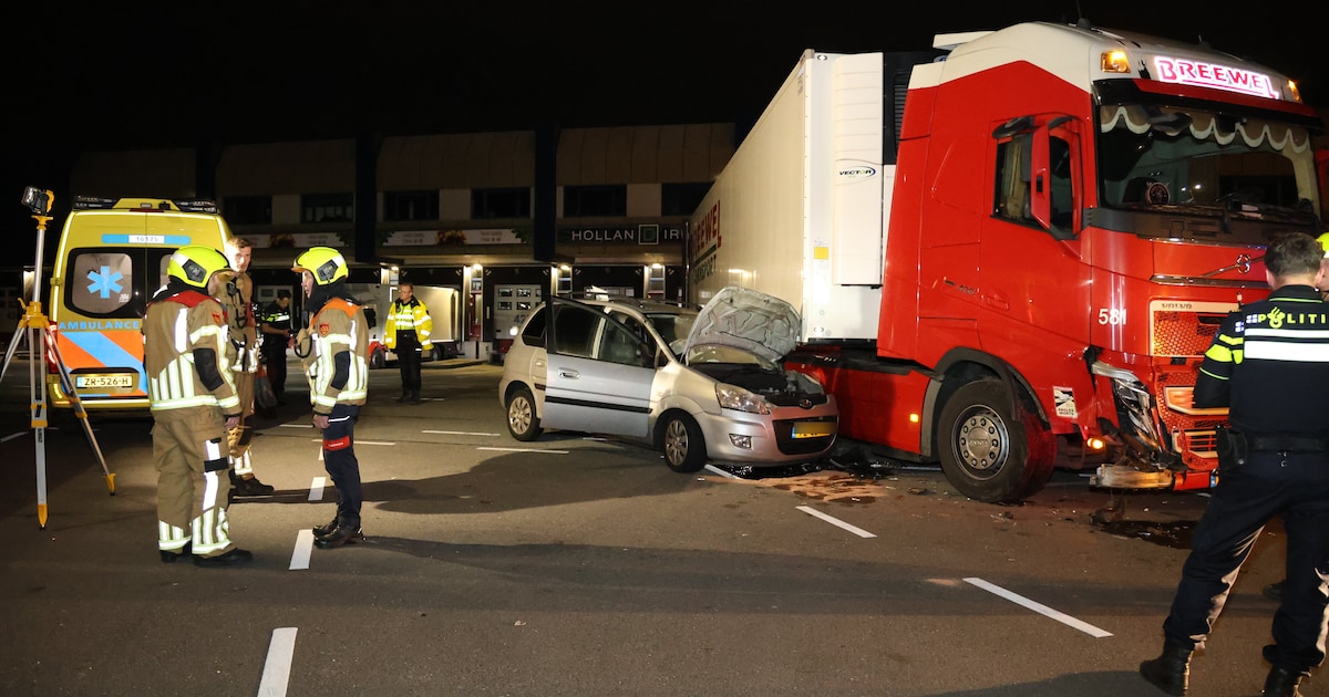 Ernstig ongeluk op terrein Flora Holland in Rijnsburg: automobilist gewond