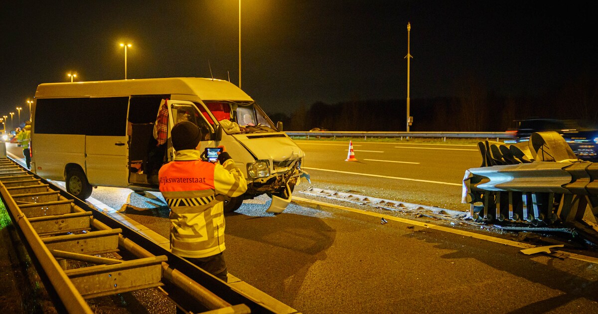 Duo raakt gewond na harde klap met bus op A12 | Regio | AD.nl