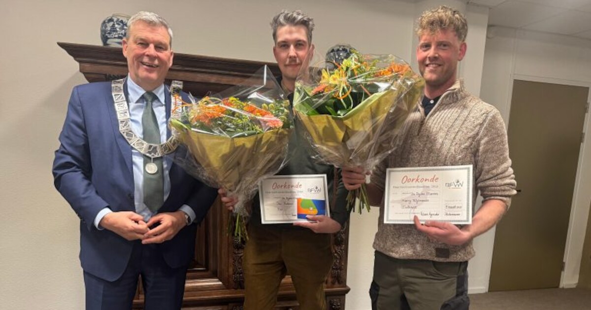 Jan en Harry vinden eerste kievitsei van De Fryske Marren