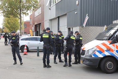 Politie valt bedrijventerrein op Dekkershoek binnen, mogelijk meerdere aanhoudingen
