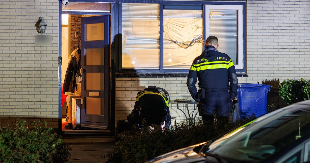 Raam sneuvelt na explosie bij woning in Almere