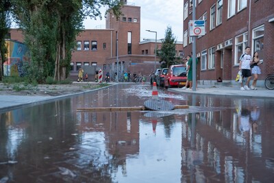 Meerdere straten in Rotterdam onder water door leidingbreuk