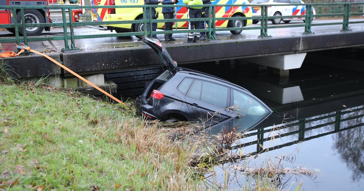 Automobilist schiet over rotonde en belandt in kanaal