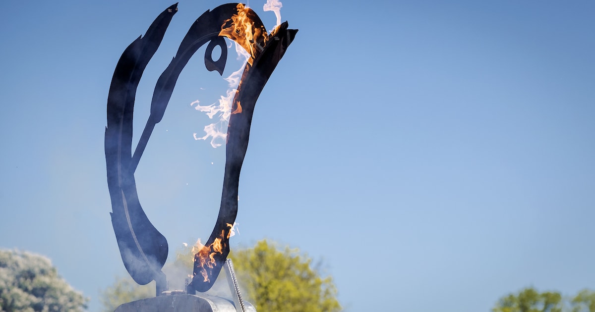 Hardlopers brengen op Bevrijdingsdag vuur naar Everlo-monument in Panningen