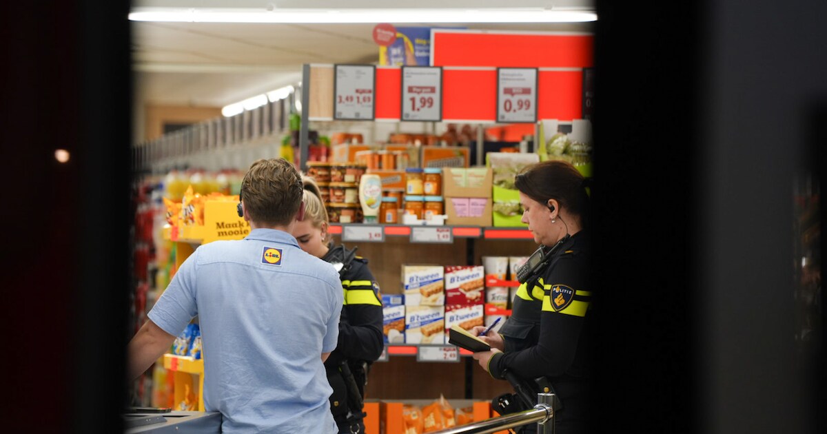 Jonge tiener overvalt supermarkt in Drunen en bedreigt kassamedewerker met mes