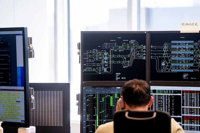 treinverkeersleiders-van-prorail-op-de-post-in-utrecht