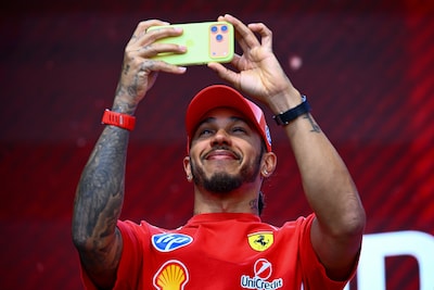 Hamilton wil ooit terugblikken op rampweekend bij Ferrari, Verstappen hartstochtelijk toegezongen