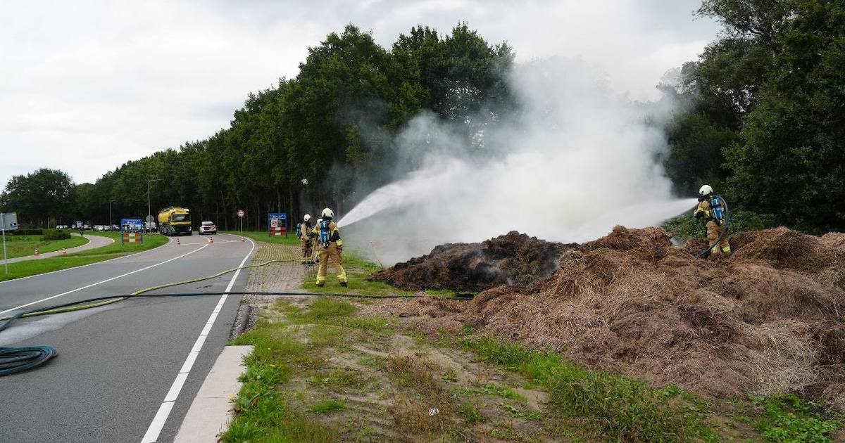 Bermbrand of broei bij Meppel met veel rook: N375 tijdelijk afgesloten