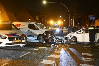 Auto en bestelbus botsen hard in Almelo: een slachtoffer naar het ziekenhuis