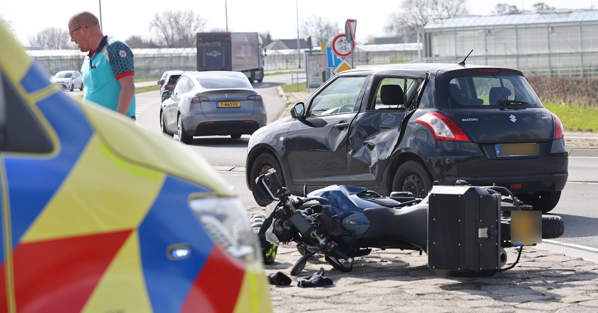 Motorrijder botst op auto op rotonde in Schipluiden