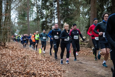 Kerstkilo’s eraf? Deze 1000 mensen lopen dwars door Achterhoekse bossen vlak na kerst