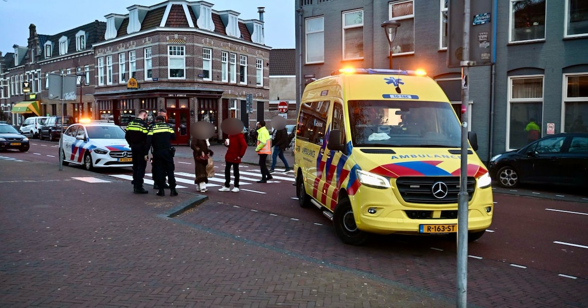 Voetganger aangereden door stadsbus in Alkmaar en moet naar het ziekenhuis