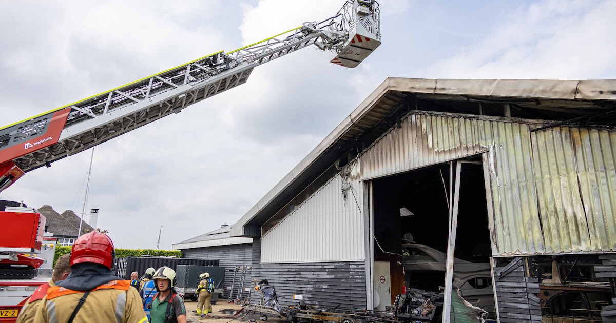 Grote brand in loods met boten in Loosdrecht