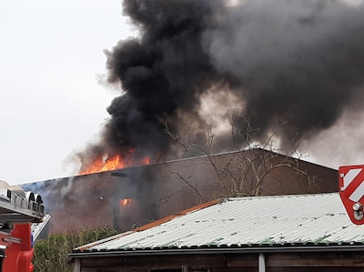 Zeer grote brand in loods zorgt voor veel rookoverlast in deel van Nijverdal, tweede NL-Alert om ram