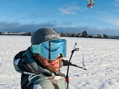 Video: Joey zoeft door de Woerdense weilanden met zijn snowboard en kite