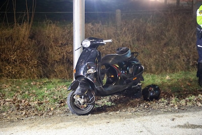 Scooterrijder gewond na botsing met auto in Lunteren