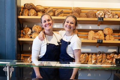Zusjes Iris en Isabelle bakken verder in hun nieuwe bakkerij aan de Wijnhaven