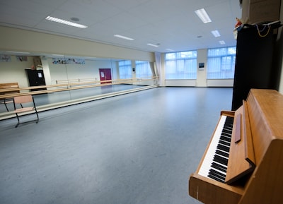 Bekende dansleraar (75) verdacht van aanrandingen: ‘Hij geeft nog steeds privéles aan jonge meisjes’