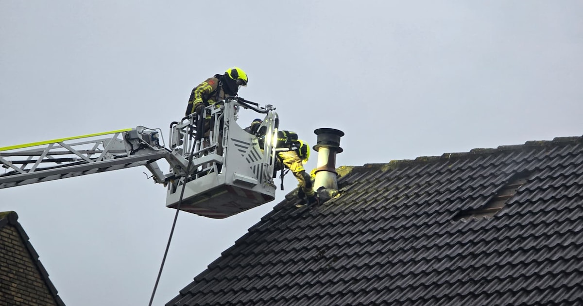Schoorsteenbrand op Lupinestraat in Roelofarendsveen, brandweer sloopt dak