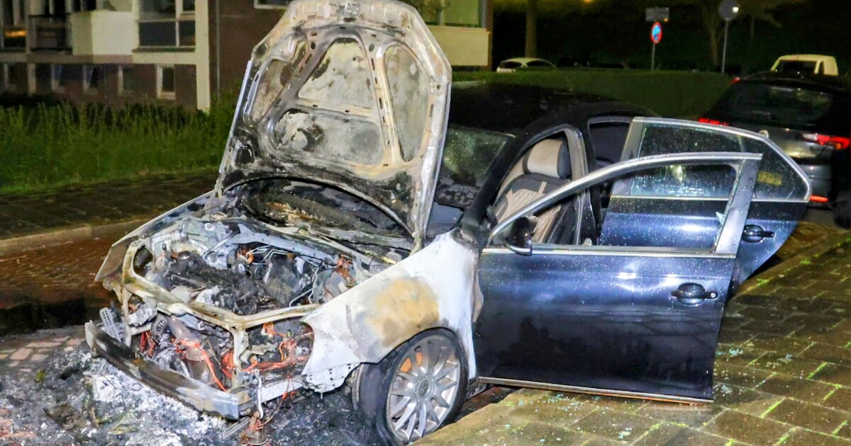 Auto brandt volledig uit in Leerdam, ook tweede auto raakt beschadigd