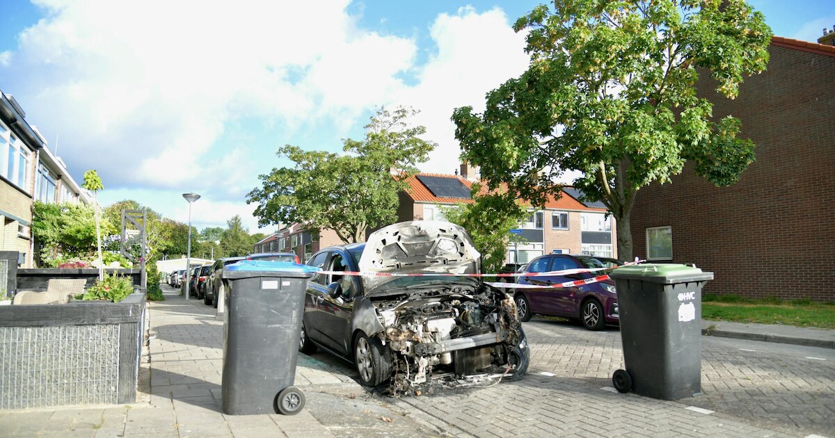 Auto zwaar beschadigd door brand aan Jekerstraat in Den Helder