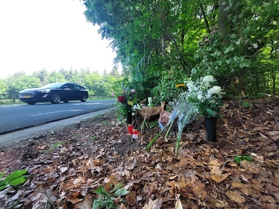 Bloemen en kaarsjes neergelegd op plek van fataal ongeluk bij Eerbeek