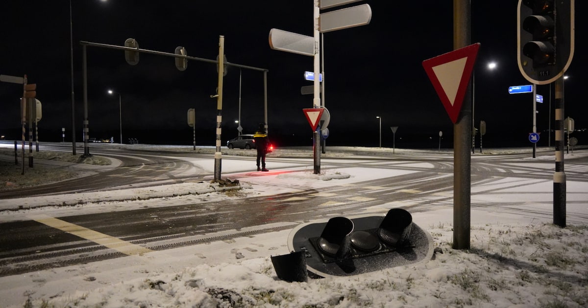 Auto raakt van de weg en botst tegen verkeerslicht in Hattem: stoplichten vallen uit