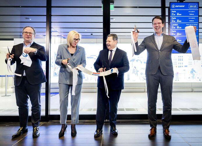 Wouter Koolmees (president-directeur NS), Gwendoline Cazenave (ceo Eurostar), Chris Jansen (staatssecretaris Infrastructuur), en John Voppen (topman ProRail) openen de vernieuwde Eurostar terminal op Amsterdam Centraal.
