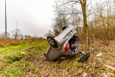Auto slaat over de kop in berm op A73 na verkeersruzie: bestuurder naar het ziekenhuis