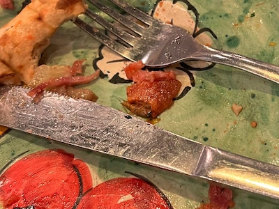 Vriendinnen vinden kakkerlak in hun pizza bij Amsterdams restaurant: ‘Er staken pootjes uit een stuk