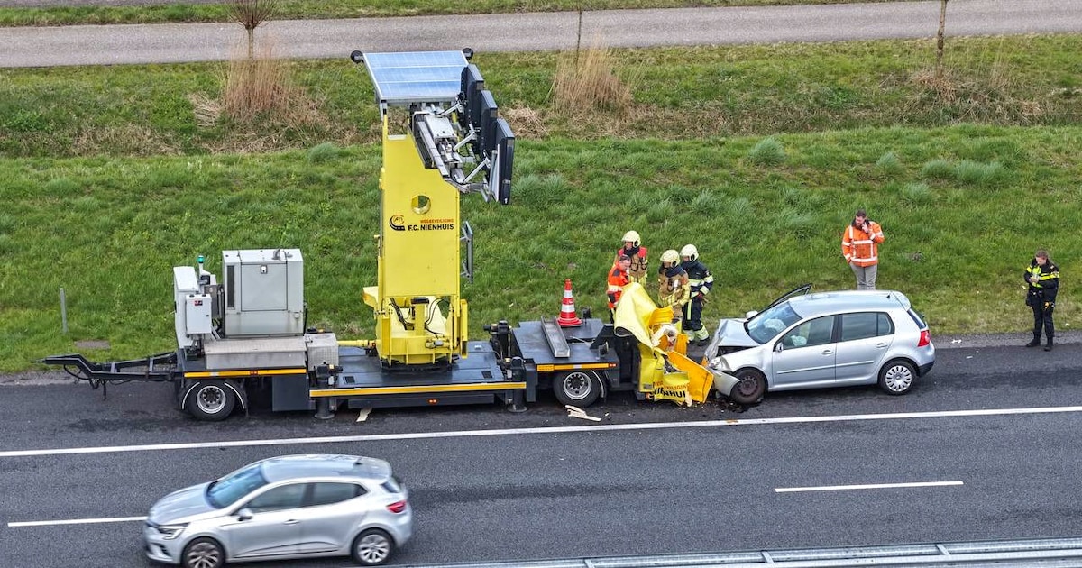 Auto botst op botsabsorber langs de A32 in Haskerdijken