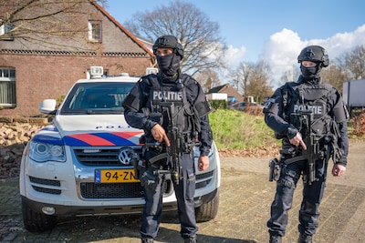 ‘Cocaïnemakelaar’ (53) stak tonnen aan drugsgeld in ‘stervend’ autobedrijf van vader en zoon: OM eis