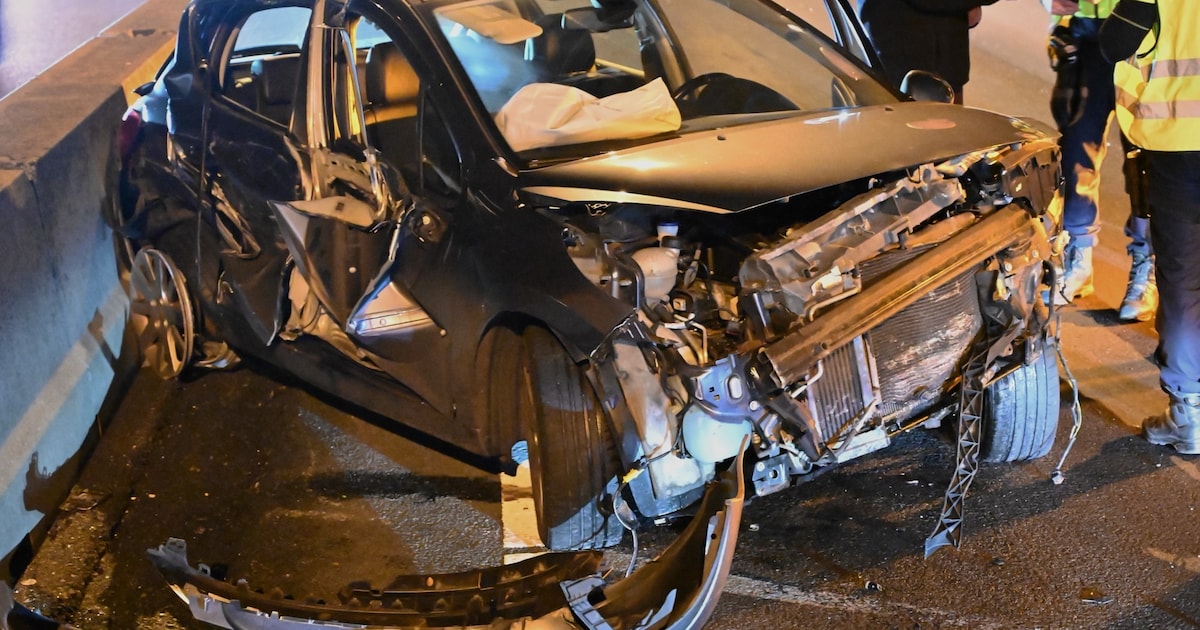 Auto in de kreukels na botsing op A27 bij Meerkerk