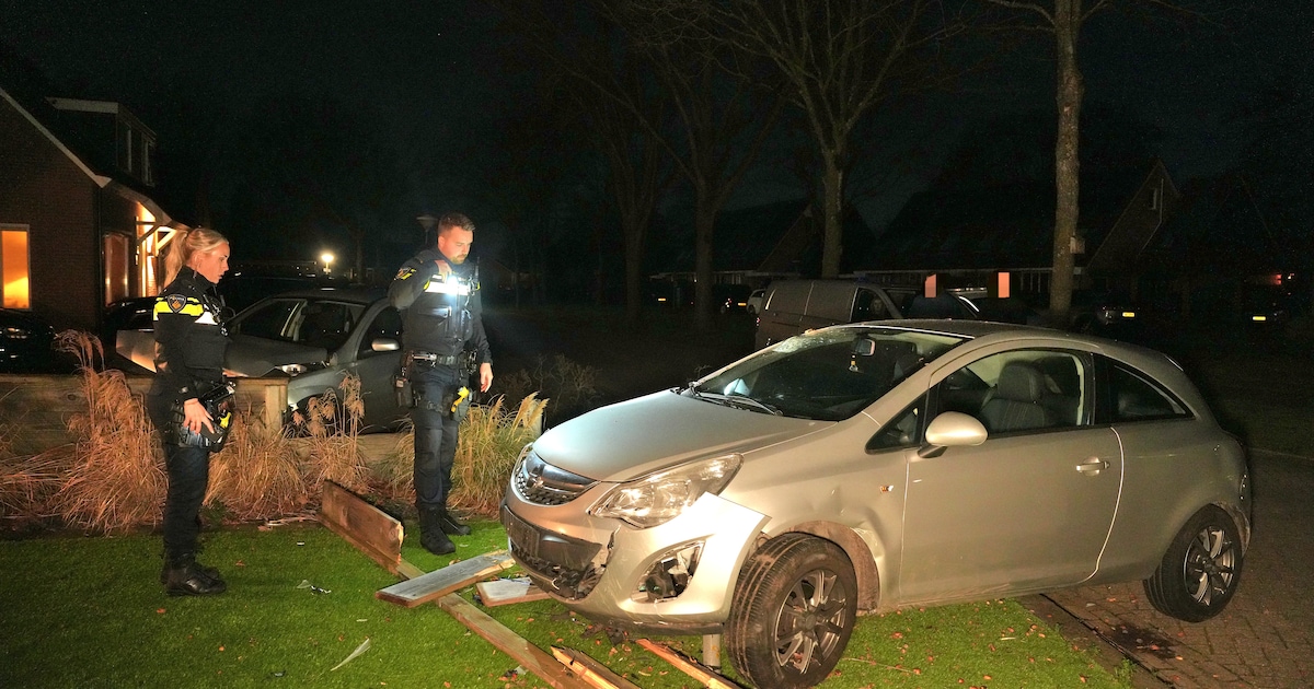Automobilist in De Wijk knalt geparkeerde auto voortuin in