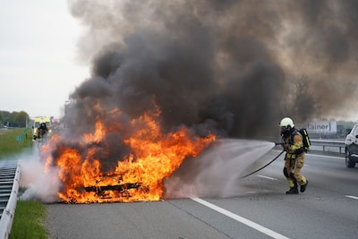 Auto volledig in brand op de A28 bij Zwolle: weg naar Staphorst dicht