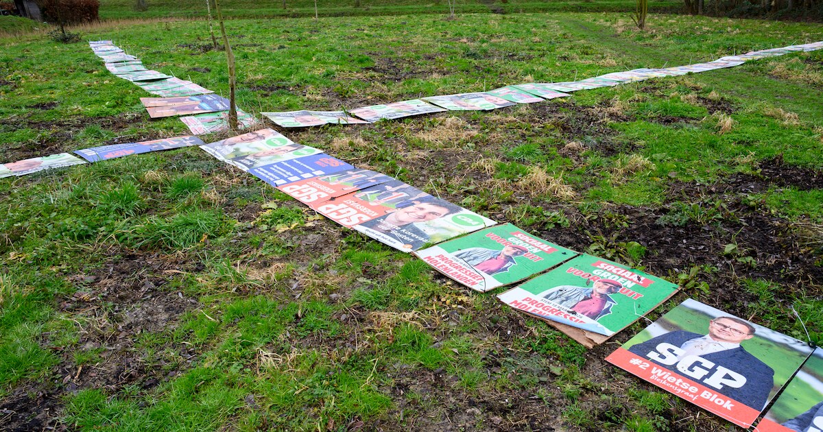 Actiegroep haalt uit protest tegen azc talloze verkiezingsborden weg: ‘Maar wij laten ons niet intim