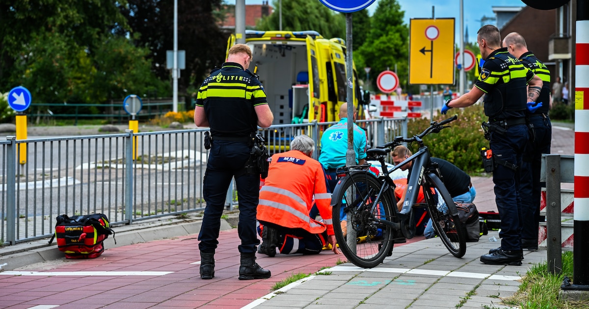 Traumahelikopter landt voor gevallen fietser op de Zijde in Boskoop ...