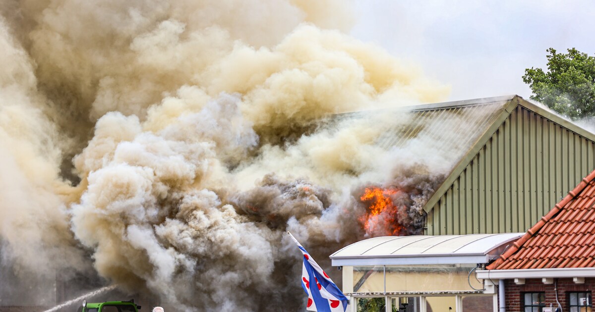 Grote rookwolken door brand in loods met boten bij watersportvereniging in Sint Nicolaasga