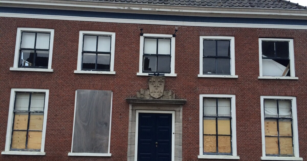 Frustratie om leegstaand gemeentehuis: ‘Het hele dorpsaanzicht van Streefkerk wordt verpest’