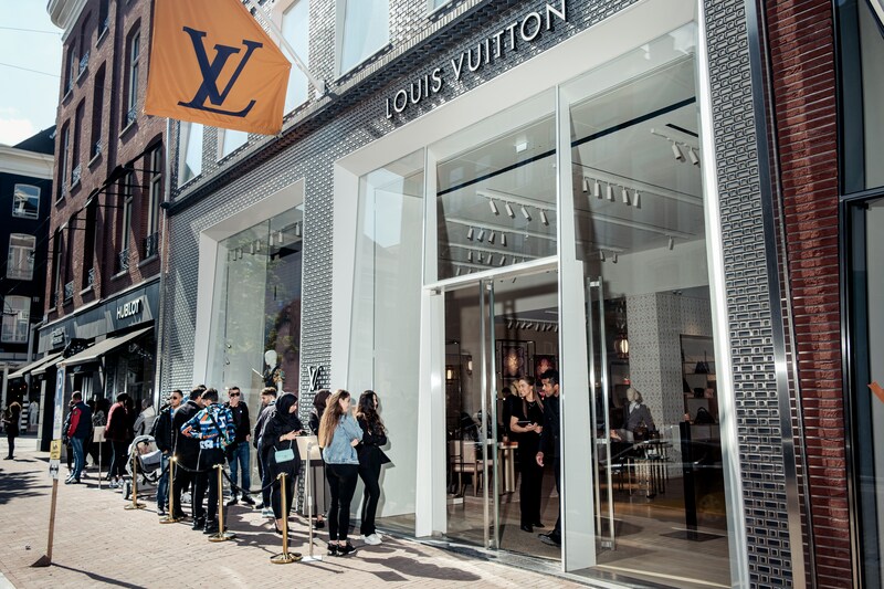 Alarmbellen gaan af als politie dozen vol Louis Vuitton-tasjes vindt:  modehuis verdachte in witwaszaak | Nieuws | AD.nl