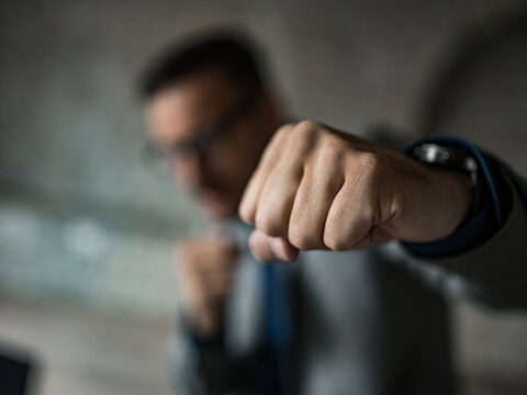 Geweldsuitbarsting in Woudenberg: groep mannen belaagt vader en zoon, auto totaal vernield