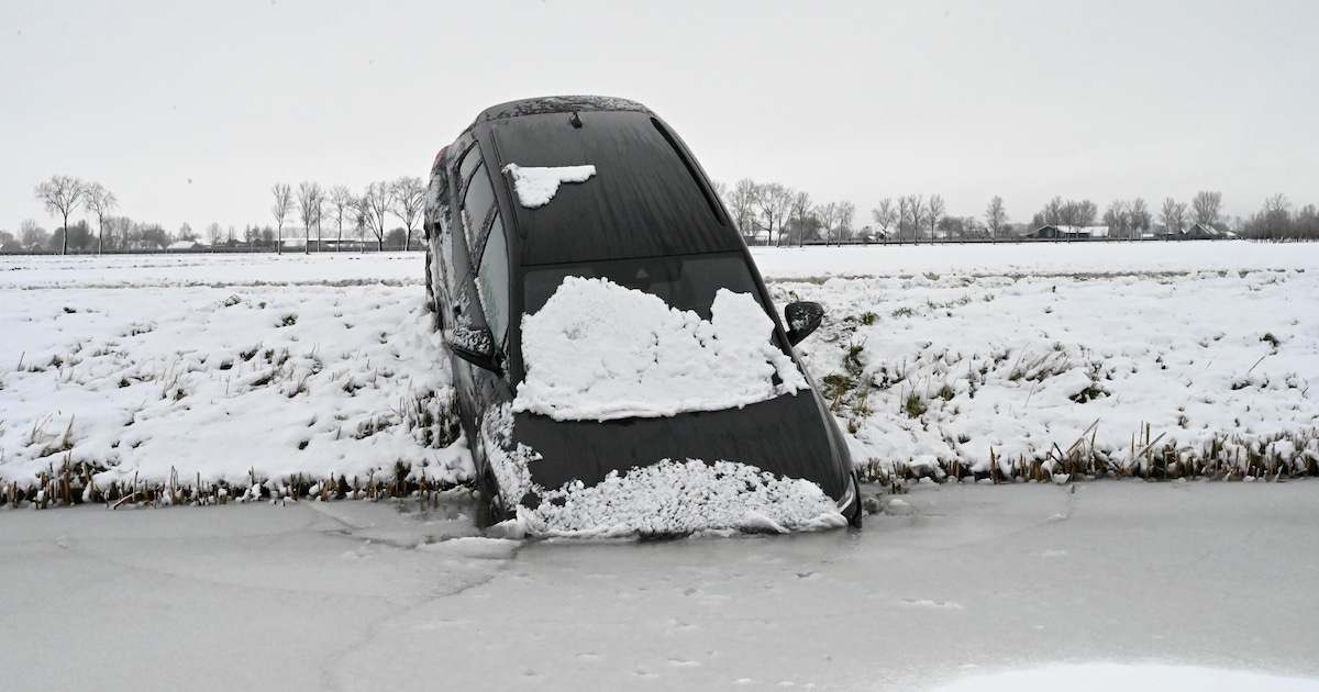 Automobilist rijdt sloot in langs Geer in Nieuwland