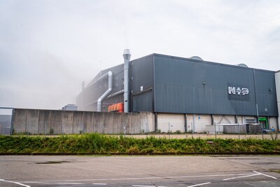 Grote brand bij afvalverwerker aan Waalhavenweg in Rotterdam geblust met hulp van boten en drones