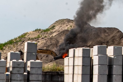 Brand in loader bij betonbedrijf in Helmond, zwarte rookwolken te zien
