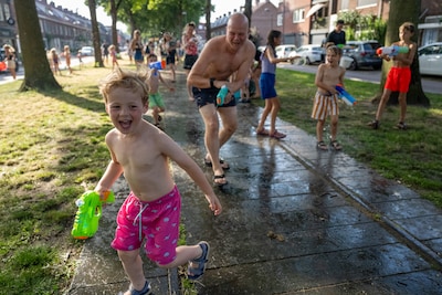 ‘Meteen kleddernat worden, dan heb je niks meer te vrezen’: watergevecht in de Belcrum